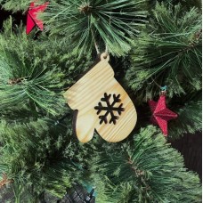 Деревянная игрушка на елку Варежка