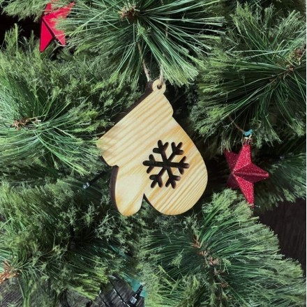 Деревянная елочная игрушка Варешки